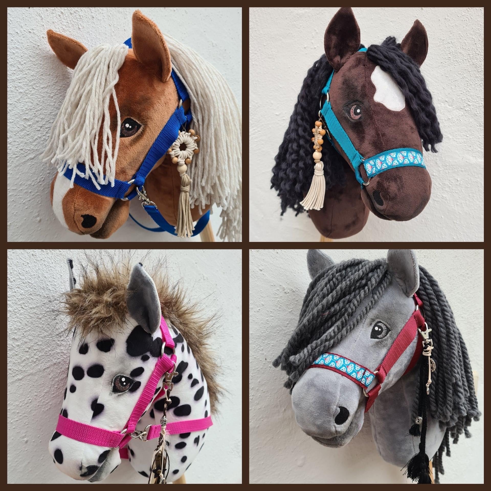 Vier selbst genähte Hobby Horses mit Mähnen aus Wolle und farbigen Halftern